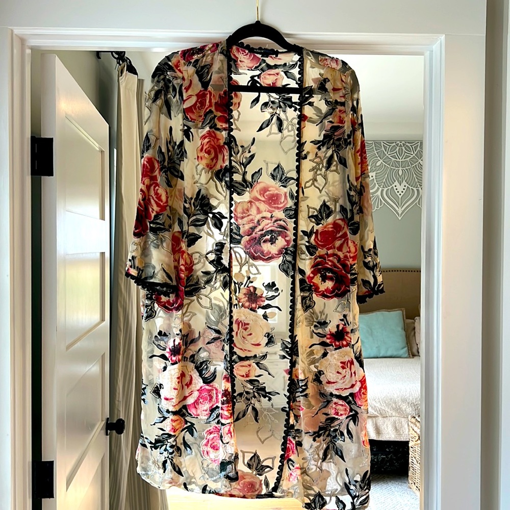Gorgeous flowy kimono cover with velvet detail. Worn once.